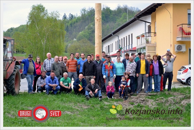 V Lesičnem je pri postavitvi prisostvoval tudi župan občine Kozje Dušan Andrej Kocman